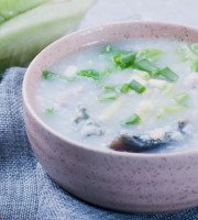 咸香美味暖胃的皮蛋瘦肉粥