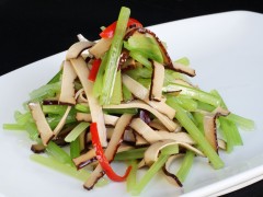 香干拌芹菜：营养美味