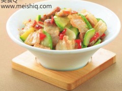 爽口剁椒五花肉炒西葫芦