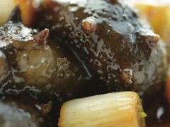 滋肺补肾葱烧海参北方名菜