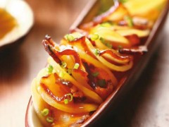 厨房新手熏腊肉蒸土豆做法