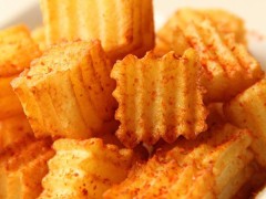 咸香可口的香辣炸薯丁