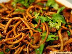 无敌下饭菜茶树菇烧五花肉