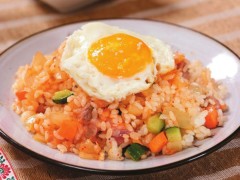 健康营养的爽口泡菜炒饭