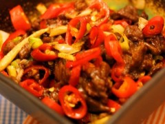 红椒小炒牛梅子肉（很辣哦）