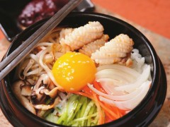 墨鱼鱿鱼片石锅拌饭