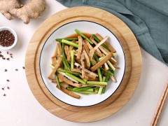 蒜苔配上豆腐干素菜也下酒哦