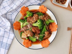 西兰花炒鸡块做法