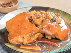 汤汁乳白，猪肘烂软