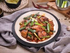 色泽红亮，肥而不腻