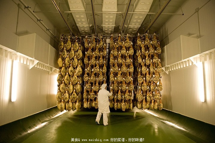 西班牙火腿制作全程腌制前生猪散养吃橡子