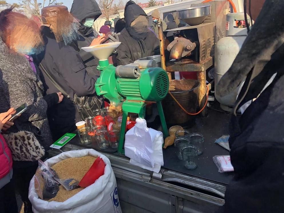 东北的年味有多浓，赶一次大集就懂了。